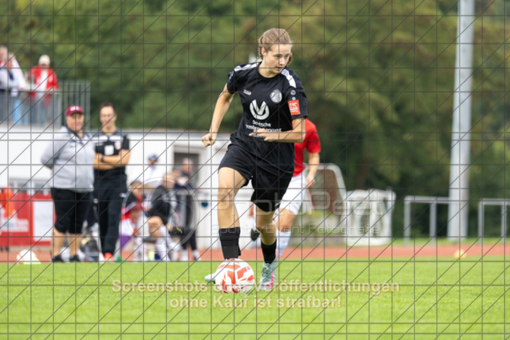 20250928_140740_0383 | #,1.FC Donzdorf (schwarz) vs. TV Derendingen (rot), Fussball, Frauen-Verbandsliga Württemberg, 03. Spieltag, Saison 2025/2026, Rasenplatz Lautertal Stadion, Süßener Straße 16, 73072 Donzdorf, 28.09.2025 - 13:00 Uhr,Foto: PhotoPeet-Sportfotografie/Peter Harich