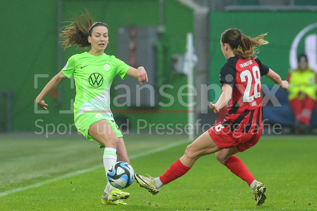 Fussball, Google Pixel Frauen-Bundesliga, VfL Wolfsburg - Eintracht Frankfurt | v.li.: Joelle Wedemeyer (VfL Wolfsburg, 24) und Barbara Dunst (Eintracht Frankfurt, 28) im Zweikampf, Duell, Dynamik, Aktion, Action, Spielszene, DIE DFB-RICHTLINIEN UNTERSAGEN JEGLICHE NUTZUNG VON FOTOS ALS SEQUENZBILDER UND/ODER VIDEOÄHNLICHE FOTOSTRECKEN. DFB REGULATIONS PROHIBIT ANY USE OF PHOTOGRAPHS AS IMAGE SEQUENCES AND/OR QUASI-VIDEO.