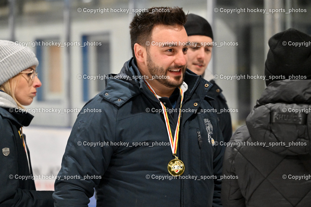 WILDCATS PATERNION & Lady Hawks Siegerehrung-Meisterfeier | Headcoach WILDCATS PATERNION Marcell Ott, Medailienübergabe, WILDCATS PATERNION &amp; Lady Hawks Siegerehrung-Meisterfeier, WILDCATS PATERNION &amp; Lady Hawks Siegerehrung-Meisterfeier am 12.03.2025 in Steindorf (Ossiachersee Halle), Austria, (Photo by Bernd Stefan)