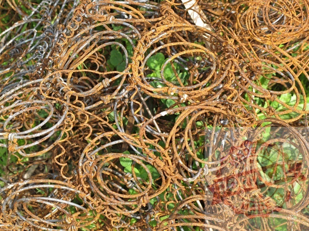 Rusty metal bed springs forming abstract texture | Rusty metal springs creating an intricate abstract texture on a green background - Realisiert mit Pictrs.com