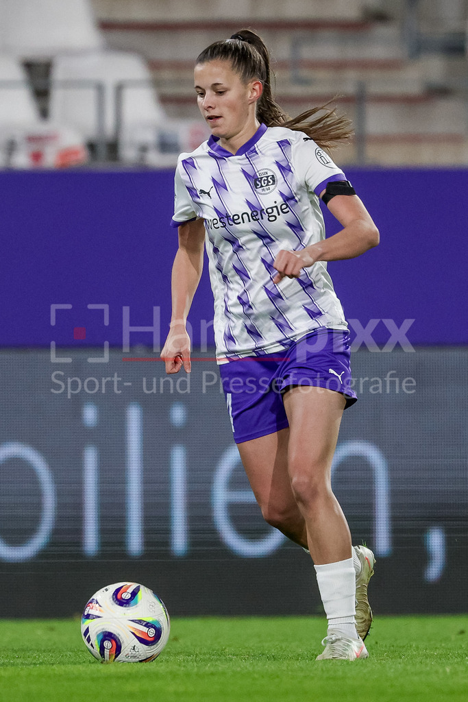 Fussball, Google Pixel Frauen-Bundesliga, SGS Essen - SV Werder Bremen | Shari van Belle (SGS Essen, 14) am Ball, Freisteller, Einzelbild, Ganzkörper, Aktion, Action, Spielszene, DIE DFB-RICHTLINIEN UNTERSAGEN JEGLICHE NUTZUNG VON FOTOS ALS SEQUENZBILDER UND/ODER VIDEOÄHNLICHE FOTOSTRECKEN. DFB REGULATIONS PROHIBIT ANY USE OF PHOTOGRAPHS AS IMAGE SEQUENCES AND/OR QUASI-VIDEO.