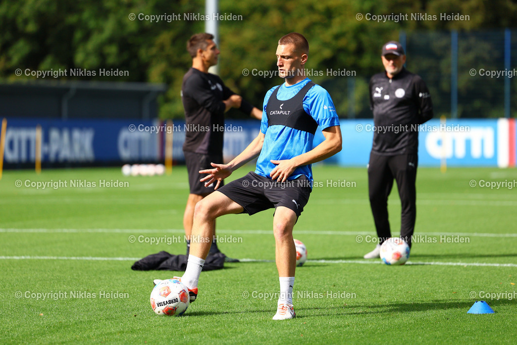 NH_HolsteinKiel_Training_16092025 | #13 Ivan Nekic (Holstein Kiel)Fußball I Herren I Training I Saison 2025-2026 I Holstein Kiel I 16.09.2025 I Citti-Fußballpark