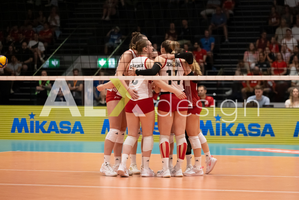 Austria v Switzerland - CEV European League Women | KRIENS, SWITZERLAND - JUNE 14: Team of Austria celebrating during the CEV European League match between Austria and Switzerland at Pilatus Arena on June 14, 2026 in Kriens, Switzerland. - Realisiert mit Pictrs.com
