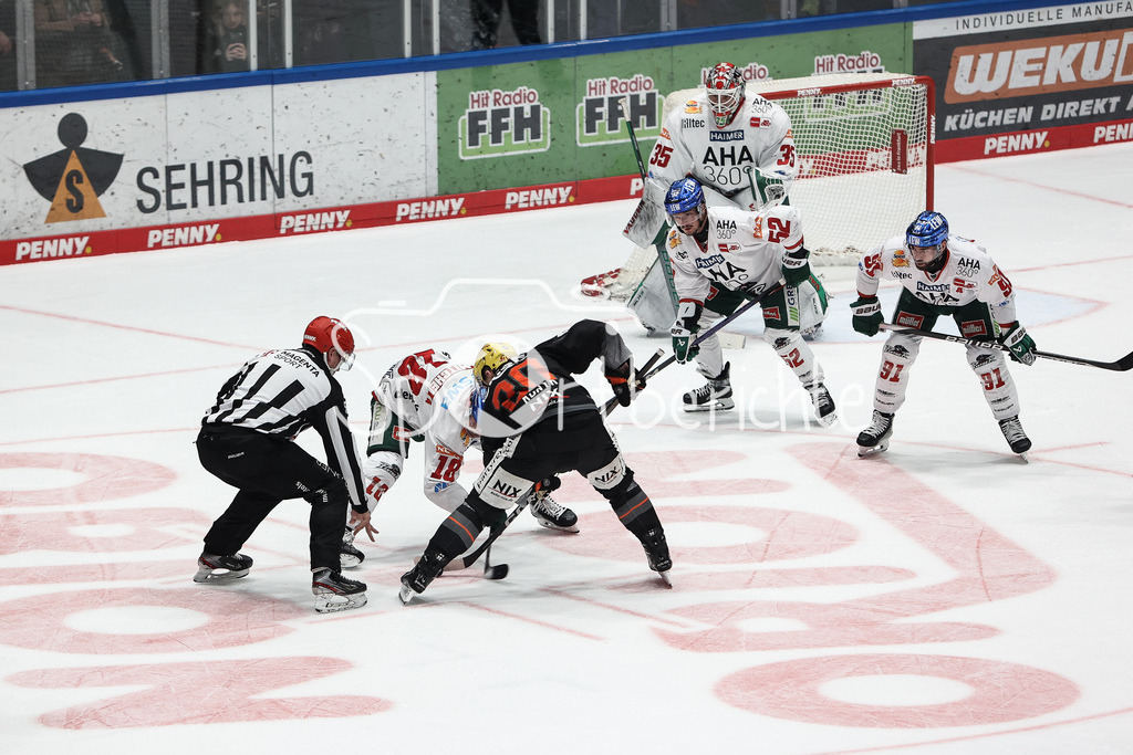 Löwen Frankfurt - Augsburger Panther | Beim Bully Zachery MITCHELL (AEV #18) gegen Cody KUNYK (FRA #20
