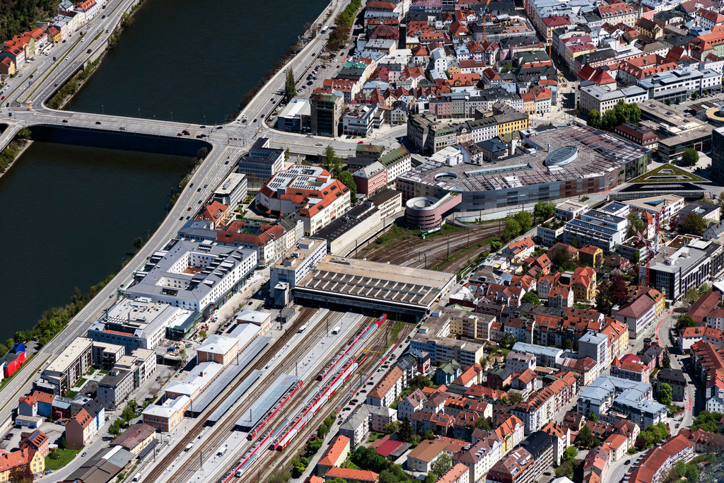 dr__0062308.jpg | PASSAU 09.05.2021 Gleisverlauf und Gebäude des Hauptbahnhofes der Deutschen Bahn im Ortsteil Sankt Nikola in Passau im Bundesland Bayern, Deutschland. // Track progress and building of the main station of the railway in the district Sankt Nikola in Passau in the state Bavaria, Germany. Foto: Daniel Reiter