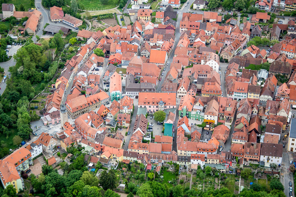 Luftbild: Altstadtbereich und Innenstadtzentrum in Volkach im Bundesland Bayern in Deutschland. Foto: IMG_078904.jpg vom 14.05.2015 durch Werner Riehm/FLY-FOTO.de