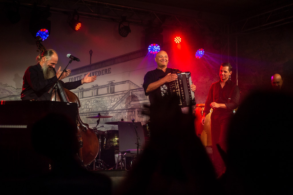 Tango meets Cuba | Tango meets Cuba mit den Klazz Brothers & Cuba Percussion im Forte Belvedere Leisnig zum Festival Hallo Leisnig 2022. - Realisiert mit Pictrs.com