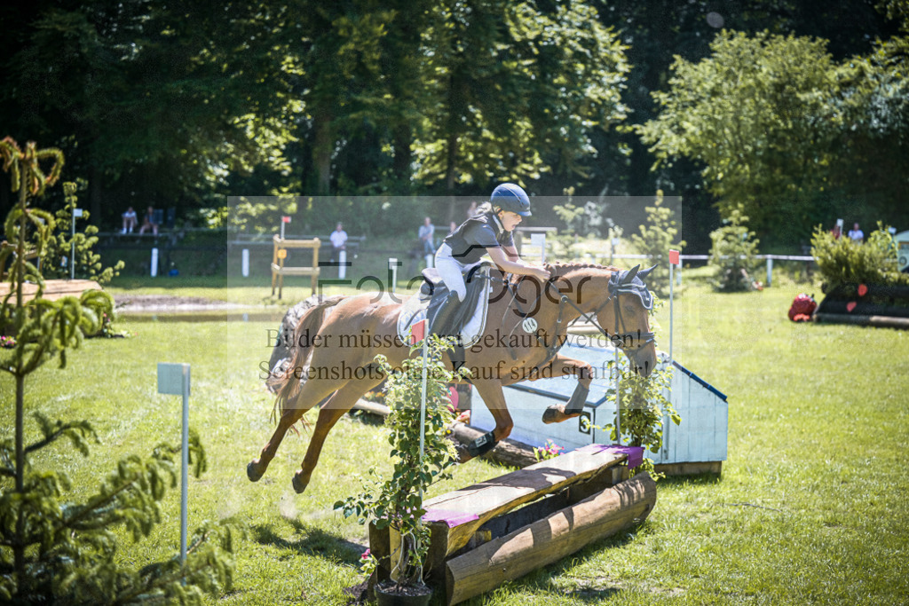 DOS_5559 | Entdecke hochwertige Reitturnierfotos von Foto Oger. Professionell, emotional und authentisch – jetzt Lieblingsmomente im Shop bestellen.Deutschlandweite Turnierfotografie. - Realisiert mit Pictrs.com