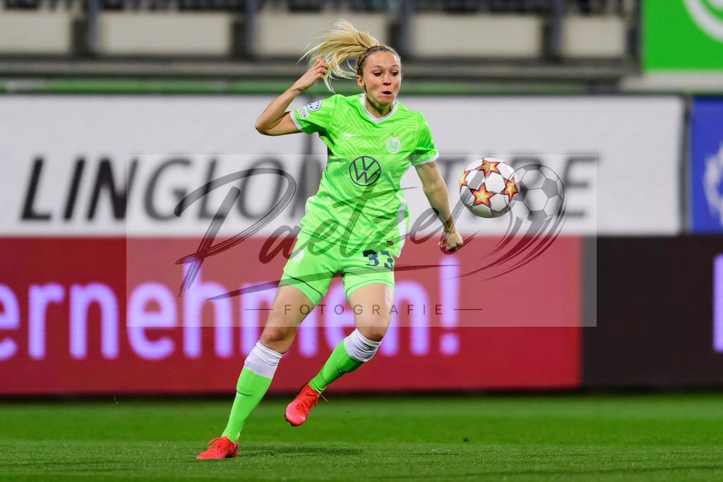 WOBJUV20211118_089 | Fussball, Frauen: Turid Knaak (VfL Wolfsburg) in Aktion, am Ball, Einzelaktion bei dem Spiel der UEFA Women´s Champions League zwischen VfL Wolfsburg und Juventus Turin im AOK-Stadion am 18.11.2021 in Wolfsburg, Deutschland. - Realisiert mit Pictrs.com