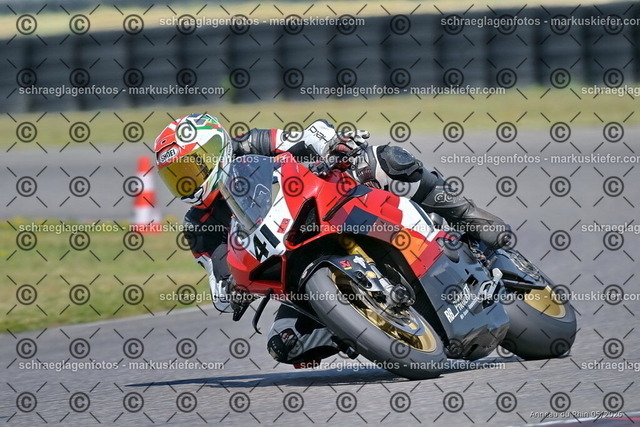 26BT02-2199 | markuskiefer.com - Realisiert mit Pictrs.com