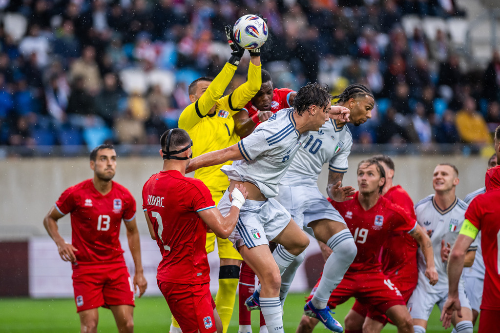 Luxembourg v Italy | International men's football friendly Luxembourg v Italy on 3 june 2026 at 8.45pm (CET) at Stade de Luxembourg - Luxembourg goalkeeper Anthony Moris (yellow shirt) catching the ball in a crowded box - Realisiert mit Pictrs.com