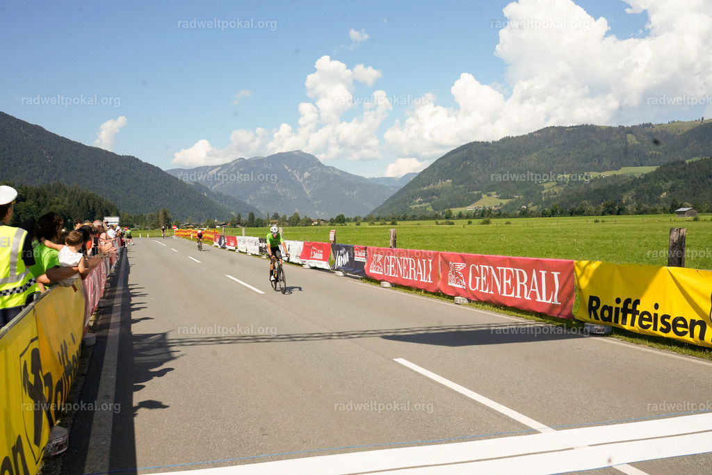 855_20230817_Bewerb_Maenner_Muehlanger | AUT - OESTERREICH, 2023-08-16: SPORT RENNRAD-FAHREN - 55. INTERNATIONALER RADWELTPOKAL IN ST. JOHANN IN TIROL  - Vintage-Radrennen mit WM-Bronze-Medaillen-Siegerin Christina Schweinberger, den Teilnehmer und Alexander Baumann (vom Orginastions-Team) - TAG 2 BEWERB MAENNER IN SECHS GRUPPEN  ; Foto: Roland Muehlanger