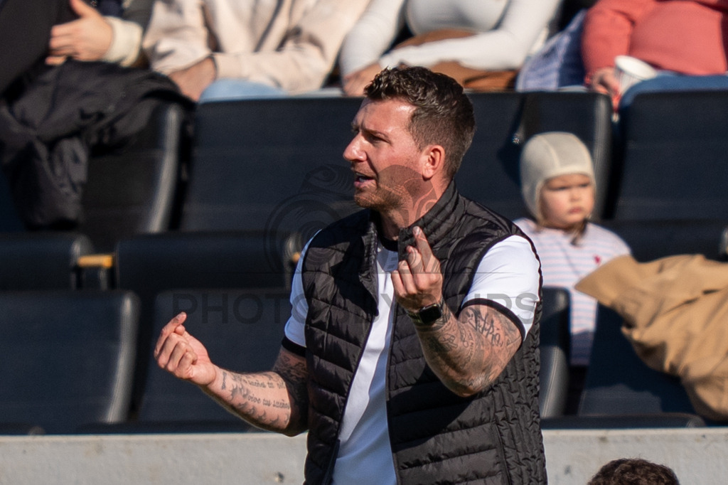 SG Sonnenhof Großaspach vs. KSV Hessen Kassel, Fussball, Regionalliga Südwest, 23. Spieltag, Saison 2025/2026, 07.03.2026 | Pascal Reinhardt (Trainer SG Sonnenhof Großaspach),SG Sonnenhof Großaspach vs. KSV Hessen Kassel, Fussball, Regionalliga Südwest, 23. Spieltag, Saison 2025/2026, 07.03.2026Foto: photosbyphips/Philip Ziegler
