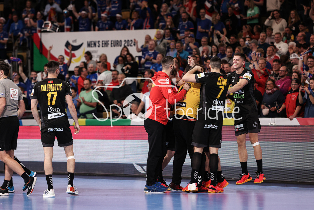 Serbien - Montenegro | Grenzenloser Jubel der Montenegriener nach dem Sieg gegen Serbien im letzten Gurppenspiel / Nemanja GRBOVIC (MNE #90) / Freude / Happy