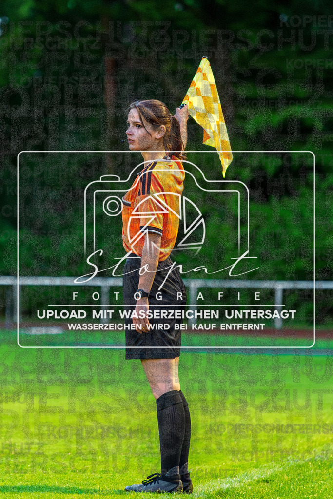 Bezirksliga Herren LG - TV Jahn Schneverdingen II vs. Buchholzer FC | Lina-Talea Renner (Schiedsrichterassistentin); Bezirksliga Herren LG - TV Jahn Schneverdingen II vs. Buchholzer FC am 15.05.26 in Osterwald-Stadion, Schneverdingen - Realisiert mit Pictrs.com