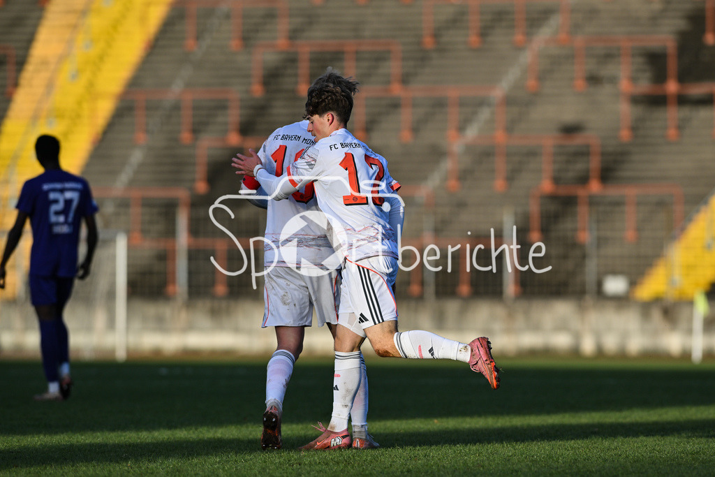 TSV Schwaben Augsburg - FC Bayern Amateure | AUGSBURG, GERMANY - 29. NOVEMBER: Jubel nach 2-1 durch Maximilian SCHUHBAUER (FC Bayern München II 12) / Tor / Torschuetze / Freude / Happy beim Ligaspiel zwischen dem TSV Schwaben Augsburg und den Amateuren des FC Bayern am 20. Spieltag der Regionalliga Bayern im Rosenaustadion