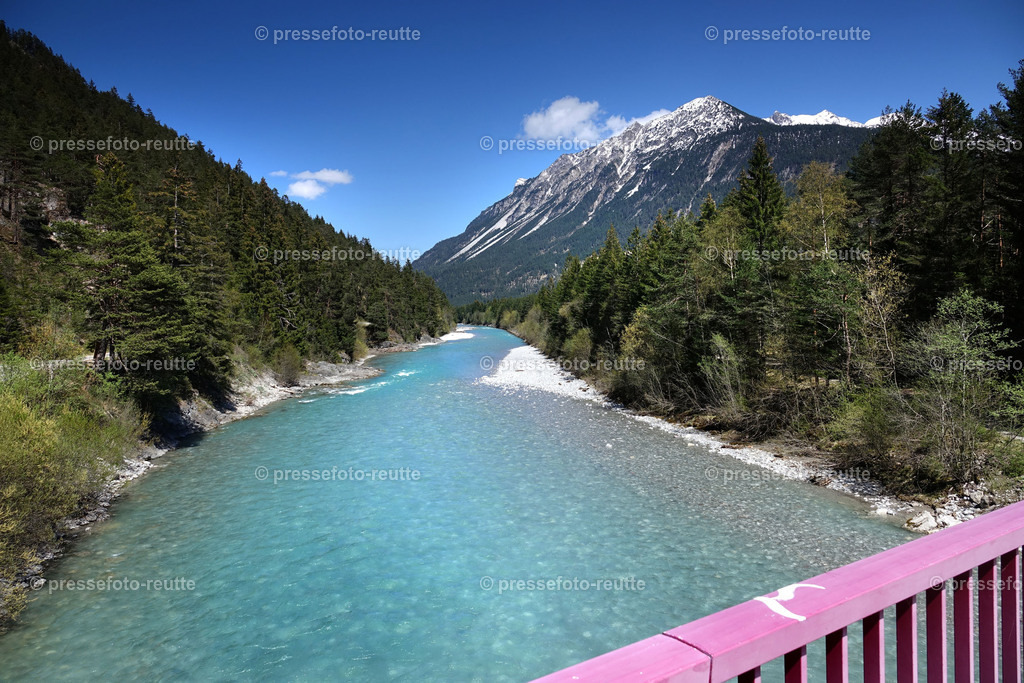 welltvi-Lechfluss-01Mai2019-Stanzach_DSD00297 | Info aus dem Bezirk Reutte/Ausserfern Tirol sowie eine umfangreiche Bilddatenbank über die gesamte Region: Lechtal, Talkessel Reutte, Tannheimertal, Zwischentoren. Lech, Plansee, Zugspitze, Grenztunnel, B179, Fernpassstraße, Verkehr, Lawinen, Tradition, - Realisiert mit Pictrs.com