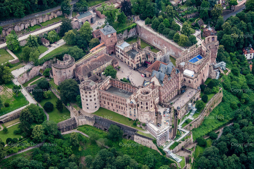 DSC_3538 | Luftbild des Heidelberger Schlosses, eines der bekanntesten Wahrzeichen Deutschlands. Hoch über der Altstadt von Heidelberg gelegen, thront die imposante Schlossruine am Hang des Königstuhls und bietet einen spektakulären Blick auf das Neckartal. Die Kombination aus historischer Architektur, weitläufiger Schlossanlage und der malerischen Altstadt macht das Heidelberger Schloss zu einem der beliebtesten Fotomotive in Baden-Württemberg.Die Aufnahme aus der Luft zeigt eindrucksvoll die Dimensionen der Anlage sowie ihre einzigartige Lage über dem Neckar und der Altstadt. Das Heidelberger Schloss steht sinnbildlich für Romantik, Geschichte und Kultur und zieht Besucher aus aller Welt an. Dieses Bild eignet sich ideal als Wandbild oder für redaktionelle Beiträge über Heidelberg und die Kurpfalz.