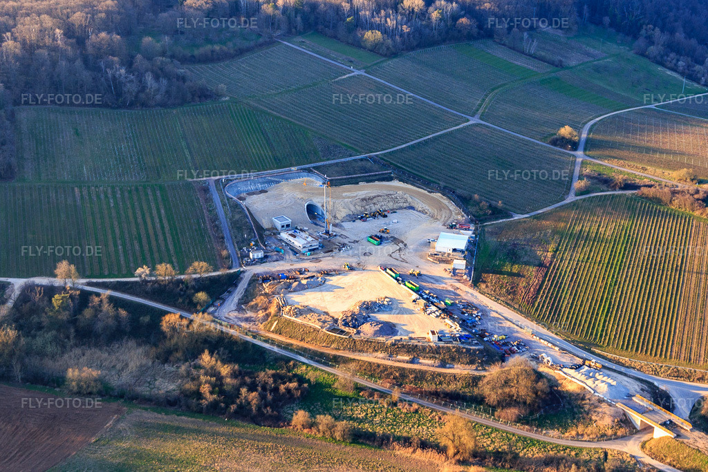 Luftbild: Baustelle des Tunnelportals Ost für den Astrid-Tunnel zur Unterquerung und Ortsumgehung von Bad Bergzabern zwischen B38 (Weinstraße) und B427 (Kurtalstraße) in Dörrenbach im Bundesland Rheinland-Pfalz in Deutschland.Foto: IMG_145621.jpg vom 19.03.2025 durch Werner Riehm/FLY-FOTO.deBemo: - BEMO Tunnelling GmbHLandesbetrieb Mobilität Rheinland-PfalzStadt Bad BergzabernHerrenknecht AG - Pioneering Underground Together