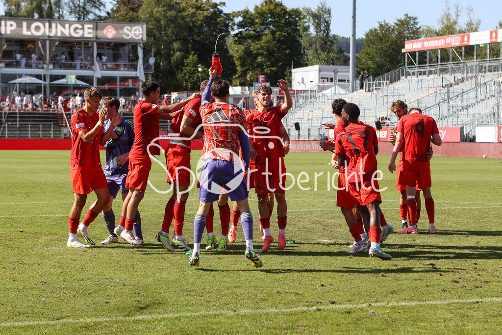 FC Würzburger Kickers - FC Bayern Amateure | Die Spieler der kleinen Bayern feiern ausgelassen den Sieg in Wuerzburg mit den mitgereisten Anhaengern / Regionalliga Bayern: FC Würzburger Kickers - FC Bayern München II, AKON Arena am 24.08.2024