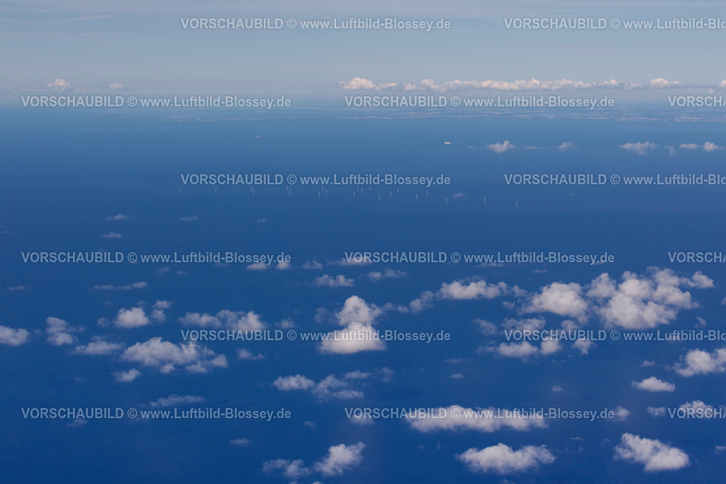 Zingst12082893OffShoreWindkraft | Windpark EnBW Baltic 1, Offshore-Windpark in der Ostsee vor der Küste Mecklenburg-Vorpommerns, nördlich der Halbinsel Fischland-Darß-Zingst, Windkraftwerk, Windenergie , Cumuluswolken, Darßer Ort, Ostsee, Mecklenburg-Vorpommern, Deutschland, Europa