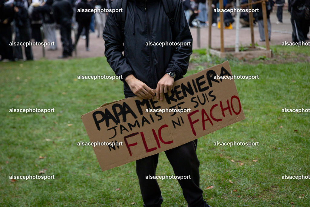 9L6A4944_1 | centaines d’étudiants ont organisé une manifestation spontanée, souvent qualifiée de « manifestation sauvage », qui a traversé différents quartiers de Strasbourg. La manifestation a été marquée par des affrontements entre les manifestants et la police alors que les étudiants défilaient dans la ville dans le cadre d’une journée de mobilisation nationale concernant les conditions d’éducation et le budget de l’Éducation nationale pour 2027. - Realisiert mit Pictrs.com