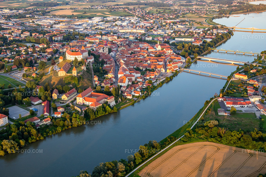 Aerial view: Bridges over the Drava River on the banks of the old town in Ptuj in the state Slovenia, Slovenia. – Photo: IMG_137433.jpg taken on 07/08/2023 by Werner Riehm/FLY-FOTO.com – Resolution of the original: 5472 x 3648 px
