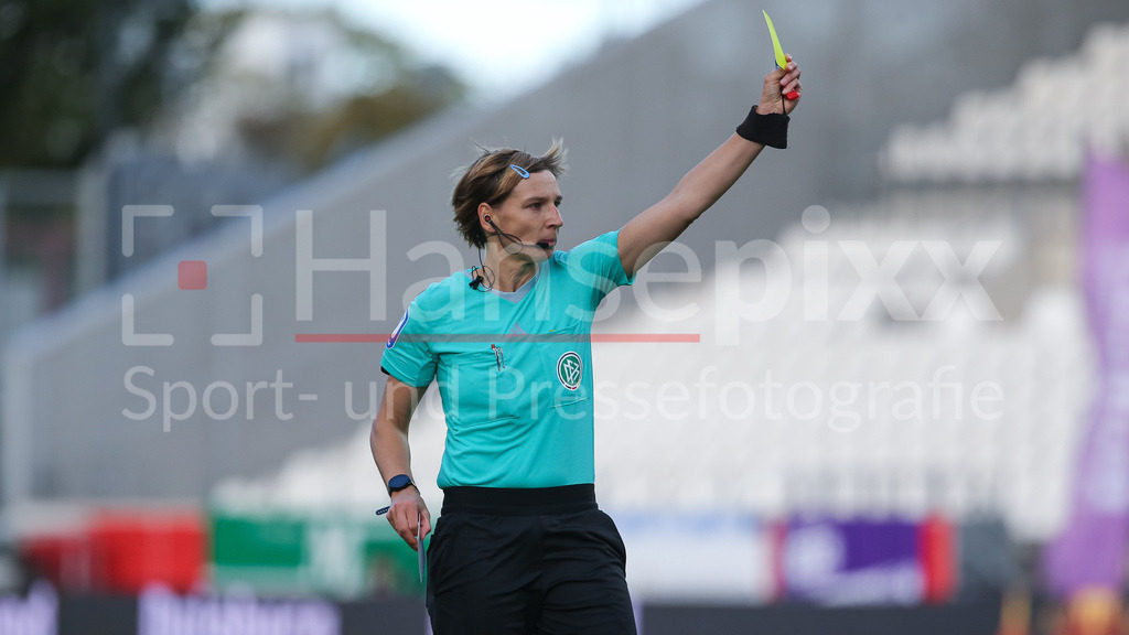 Fussball, Google Pixel Frauen-Bundesliga, SGS Essen - SV Werder Bremen | v.li.: Schiedsrichterin Christine Weigelt zeigt die gelbe Karte, Verwarnung, Portrait, Nahaufnahme, Einzelfoto, Einzelbild, DIE DFB-RICHTLINIEN UNTERSAGEN JEGLICHE NUTZUNG VON FOTOS ALS SEQUENZBILDER UND/ODER VIDEOÄHNLICHE FOTOSTRECKEN. DFB REGULATIONS PROHIBIT ANY USE OF PHOTOGRAPHS AS IMAGE SEQUENCES AND/OR QUASI-VIDEO.