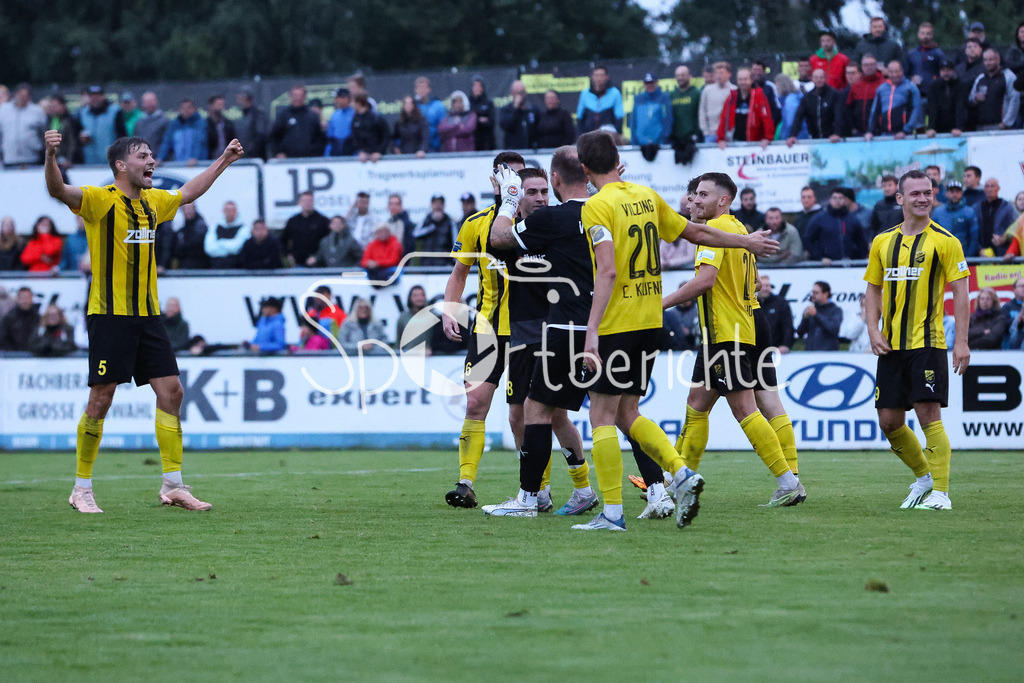 DJK Vilzing - FC Bayern Amateure | Jubel der Hausherren nach dem Sieg gegen die Kleinen Bayern / Provokation / Rudelbildung / Schlusspfiff / Freude / Sieg / Sieger