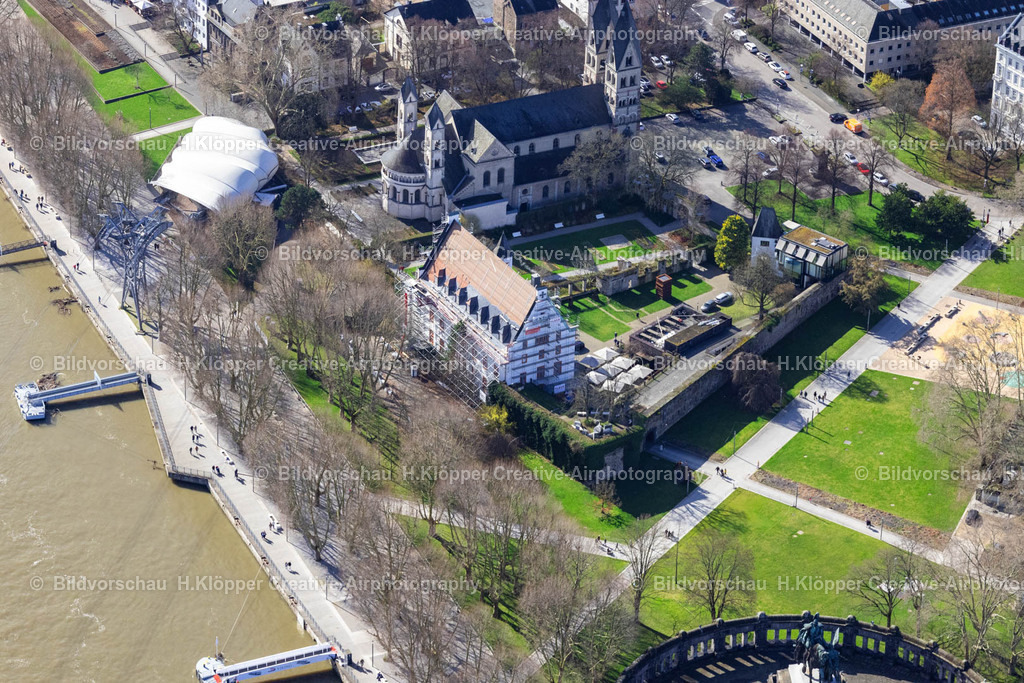 Luftbilder Koblenz-0005 | Luftbildfotografie Pfarramt Sankt Kastor mit der Pfarrkirche und das Ludwig Museum im Deutschherrenhaus am Zusammenfluss des Rheins und der Mosel, genannt Deutsches Eck an der Kastorhof, Esther-Bejarano-Straße in Koblenz im Bundesland Rheinland-Pfalz. - Realisiert mit Pictrs.com