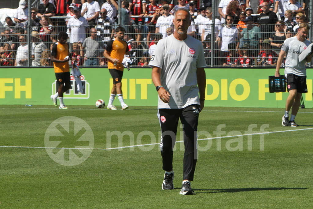 Eintr_Hull_City_08-08-2026 | Eintracht Trainer Adi Hütter - Realisiert mit Pictrs.com