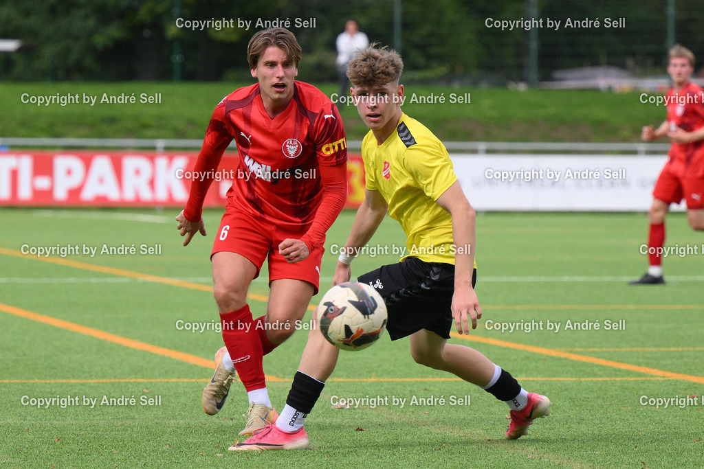 FC Kilia Kiel vs SV Eichede | Jannis Voß (Kilia #6) vs Mic Röpke (Eichede #13) / Fußball-Oberliga Männer 2026/2027 / FC Kilia Kiel vs SV Eichede / Kilia Sportplatz / Kiel / 12.09.26 - Realisiert mit Pictrs.com