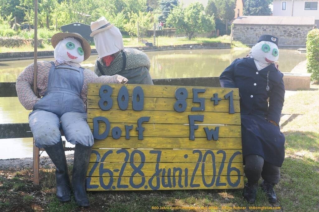 Geißmannsdorf-2026-Ortsbilder-211 | Geißmannsdorf bei Bischofswerda im Sommer 2026. Ein fotografischer Streifzug durch das Dorf Geißmannsdorf, mit Gebäuden, Straßen, Strohpuppen und geschmückten Vorgärten und Grundstücken anlässlich der 800-Jahr-Feier von Geißmannsdorf im Juni 2026 - Realisiert mit Pictrs.com