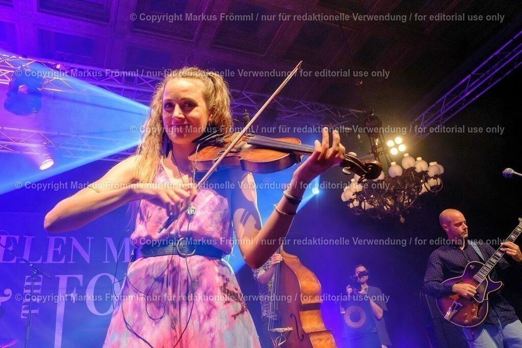 20230728-helen-maier-and-the-folks-016 | Helen Maier &amp; The Folks am Luzern Live Festival. Am Freitag 28. Juli 2023 im Hotel Schweizerhof in Luzern. Helen Maier — Violine / Alexander Graf — Violine, Bratsche / Andreas Gut — Akkordeon / Theo Känzig — Gitarre / Jonas Künzli — Kontrabass / Adrian Böckli — Schlagzeug, Percussion. Foto: Markus Frömml