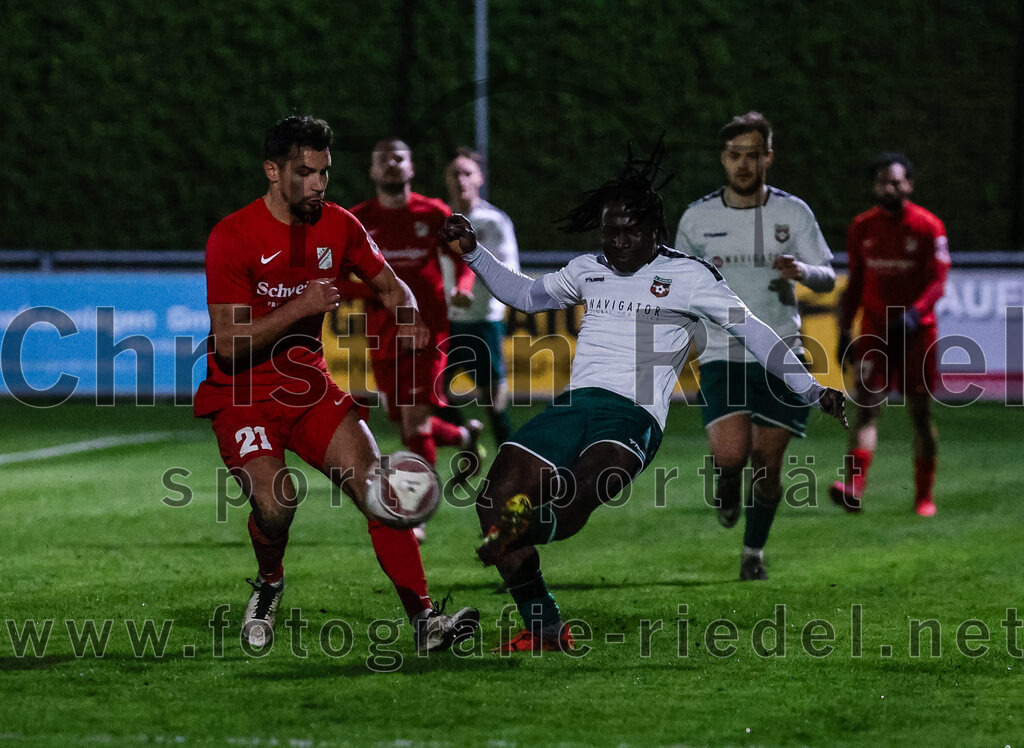 2024-03-28_116_FC_Schwaig_gegen_VfB_Forstinning | Oberding, Deutschland, 28.03.2024:
Fußball, Landesliga Südost 2023 / 2024, 27. Spieltag, FC Schwaig gegen VfB Forstinning, Endergebnis: 2:1

Luka Radulovic (VfB Forstinning, #21), Bilal Ibrahim (FC Schwaig, #6)

Foto: Christian Riedel / fotografie-riedel.net