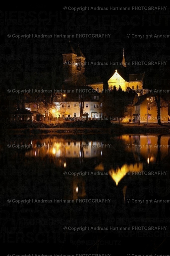 Klosterkirche Bad Klosterlausnitz mit Schwanenteich bei Nacht | Klosterkirche Bad Klosterlausnitz mit Schwanenteich bei Nacht - Realisiert mit Pictrs.com