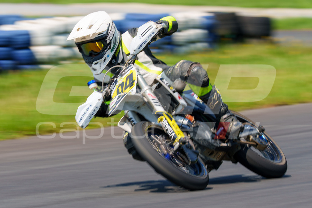 G-Cup + Supermoto Staatsmeisterschaft + Hungarian Supermoto Championship | GRIPcapture steht für authentische Sportfotografie in Österreich – für Momente, die mehr sind als Geschwindigkeit oder Ergebnis. Es geht um Emotion, Spannung, Fokus und den Augenblick, der oft nur einen Wimpernschlag dauert.Ob Motorsport, Teamsport oder 