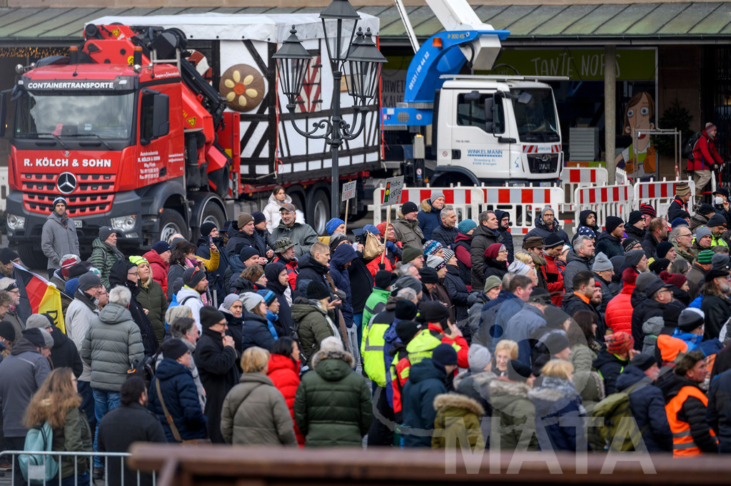 _DWA4581 | Bauerndemo gegen Agrarpolitik der Bundesregierung  auf dem Straße Obstmarkt und Hauptmarkt . Nürnberg, 08.01.2024 - Realisiert mit Pictrs.com