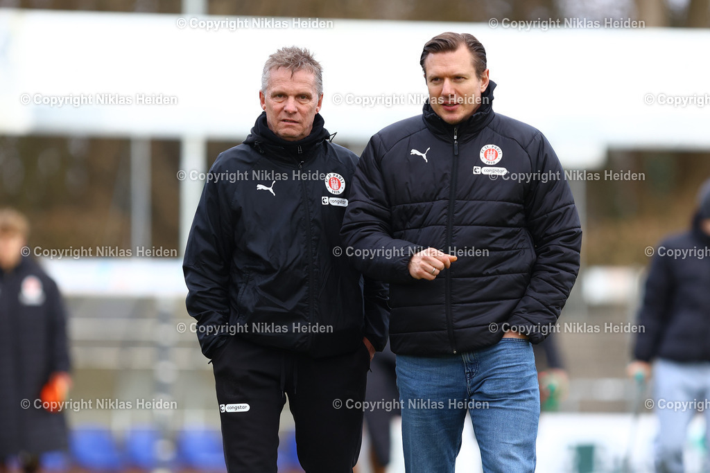 NH_FCStPauliU23_FSVSchöningen_RegionalligaNord_15032026 | Karsten Neitzel (Trainer, FC St. Pauli U23) und Carsten Rothenbach (Sportlicher Leiter, FC St. Pauli U23) nach dem Spiel im Austausch.Fußball I Herren I Regionalliga Nord I Saison 2025-2026 I 26. Spieltag I FC St. Pauli U23 - FSV Schöningen I 15.03.2026 I Edmund-Plambeck-Stadion