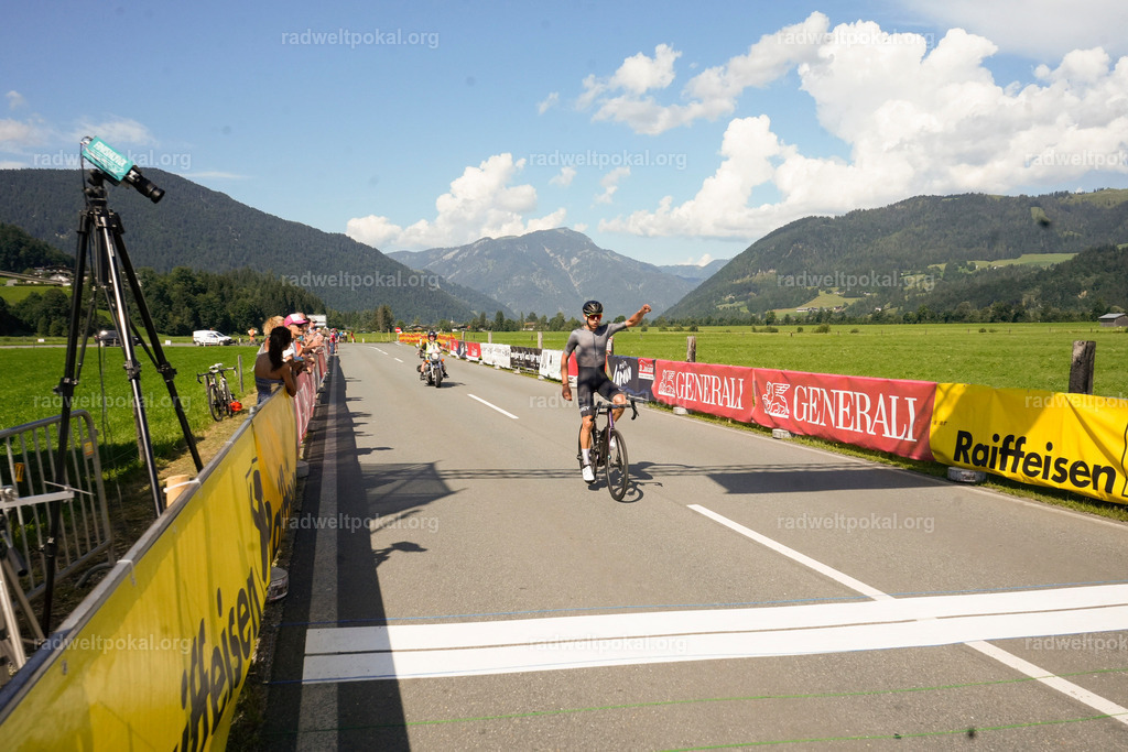 929_20230817_Bewerb_Maenner_Muehlanger | AUT - OESTERREICH, 2023-08-16: SPORT RENNRAD-FAHREN - 55. INTERNATIONALER RADWELTPOKAL IN ST. JOHANN IN TIROL  - Vintage-Radrennen mit WM-Bronze-Medaillen-Siegerin Christina Schweinberger, den Teilnehmer und Alexander Baumann (vom Orginastions-Team) - TAG 2 BEWERB MAENNER IN SECHS GRUPPEN  ; Foto: Roland Muehlanger