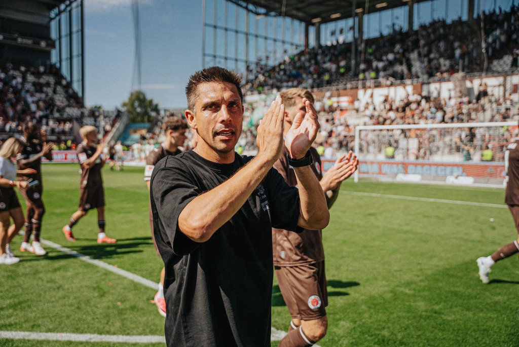 FCSP_YD-0213 | Der offizielle Shop für FC St. Pauli Fotos. Wähle aus Spielszenen & Fanmomenten dein FCSP Wunschformat. Wir liefern Millerntor-Atmosphäre.