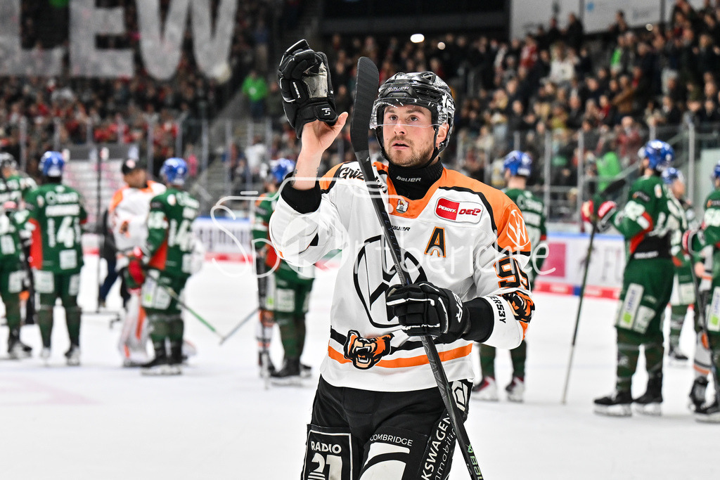 Augsburger Panther - Grizzlys Wolfsburg | AUGSBURG, GERMANY - 15. MARCH: die Spieler der Gäste bedanken sich bei den mitgereisten Fans aus Wolfsburg nach dem Match zwischen den Augsburger Panthern und den Grizzlys Wolfsburg am 52. Spieltag der Penny DEL im Curt Frenzel Stadion / Fabio PFOHL (Grizzlys Wolfsburg 95)