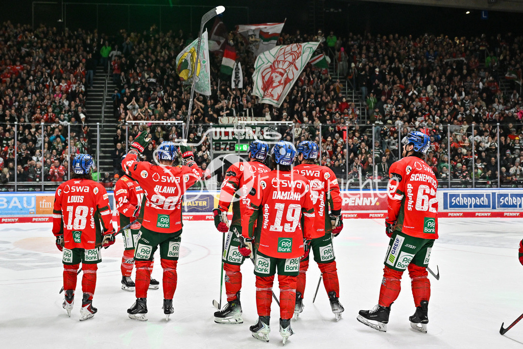 Augsburger Panther - Schwenninger Wild Wings | AUGSBURG, GERMANY - 02. JANUARY: das Team der Panther feiert zusammen mit den Fans den wichtigen Heimsieg gegen die Wild Wings nach dem Match zwischen den Augsburger Panthern und den Schwenninger Wild Wings am 35. Spieltag der Penny DEL im Curt Frenzel Stadion