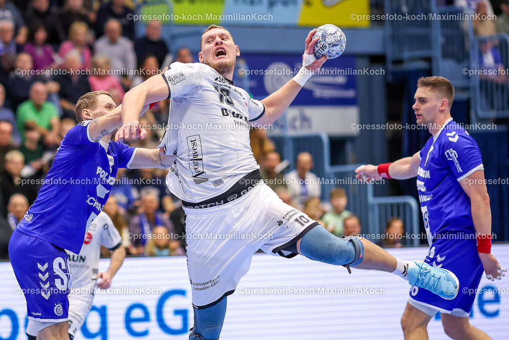 Gum16122401089 | 16.12.2024, Handball, 1. HBL, VfL Gummersbach - MT Melsungen, Schwalbe-Arena: Dainis Kristopans (MT Melsungen #10) gegen Tilen Kodrin (GUM #5)