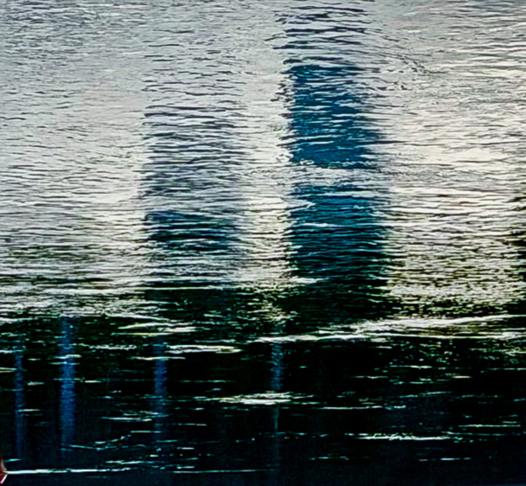 Wandbild Abstrakt Basel | Poster Wasserspiegelung Deko Modern | Poster und Wandbilder mit surrealer Kunst für ein stilvolles Zuhause! Diese faszinierende Fotokunst zeigt die wellige Spiegelung der berühmten Roche-Türme im Rhein. Durch die malerische Verzerrung des Wassers entsteht ein einzigartiger Fata-Morgana-Effekt mit intensiven Blau-, Grün- und Lichttönen. Ein absoluter Blickfang für Wohnzimmer, Büro oder Flur. Hol dir diese exklusive Architektur-Spiegelung als hochwertigen Premium-Druck nach Hause. Jetzt klicken und direkt im Pictrs-Shop kaufen! - Realisiert mit Pictrs.com