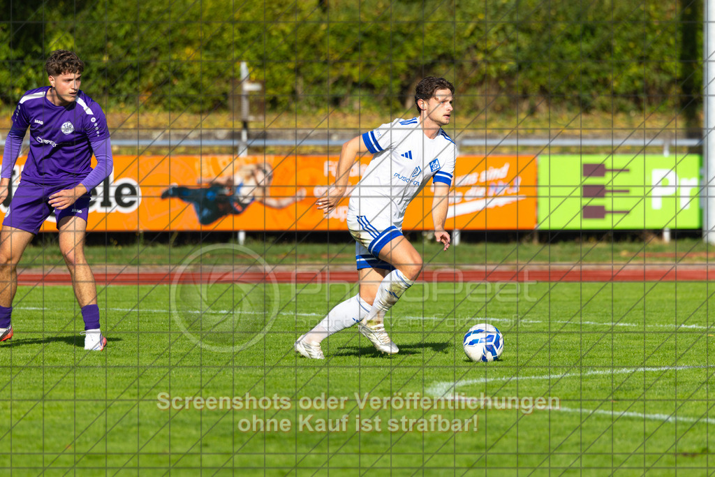20261010_154102_0505_(c)_by_PhotoPeet | #,1.FC Eislingen (weiß) vs. TSV Bernhausen (lila), Fussball, Landesliga 2 - wfv, 11. Spieltag, Saison 2026/2027, Rasenplatz, Eichbachstation, Haldenstraße, 73054 Eislingen, 10.10.2026 - 15:30 Uhr,Foto: PhotoPeet / Sport- &amp; Eventfotografie / Peter Harich