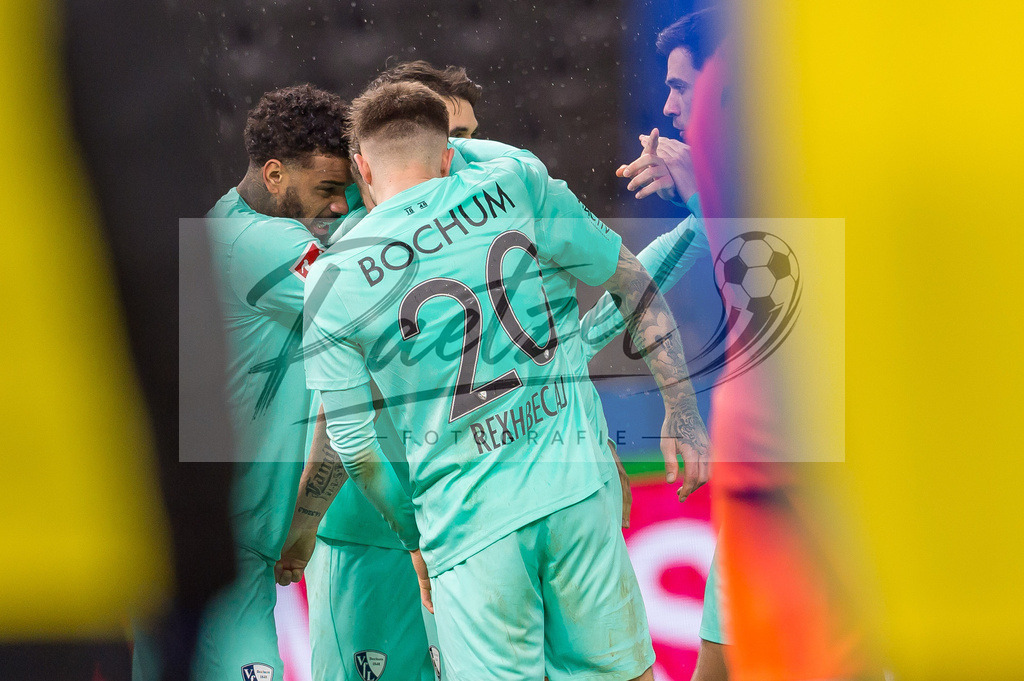 HERBOC20220204_039 | Fussball, Herren: Sebastian Polter (VfL Bochum) Torjubel, jubelt mit seiner Mannschaft nach dem Treffer zum 1:1 bei dem Spiel der 1. Bundesliga zwischen Hertha BSC und VfL Bochum im Olypiastadion am 04.02.2022 in Berlin, Deutschland.DFB / DFL REGULATIONS PROHIBIT ANY USE OF PHOTOGRAPHS AS IMAGE SEQUENCES AND/OR QUASI-VIDEO. - Realisiert mit Pictrs.com