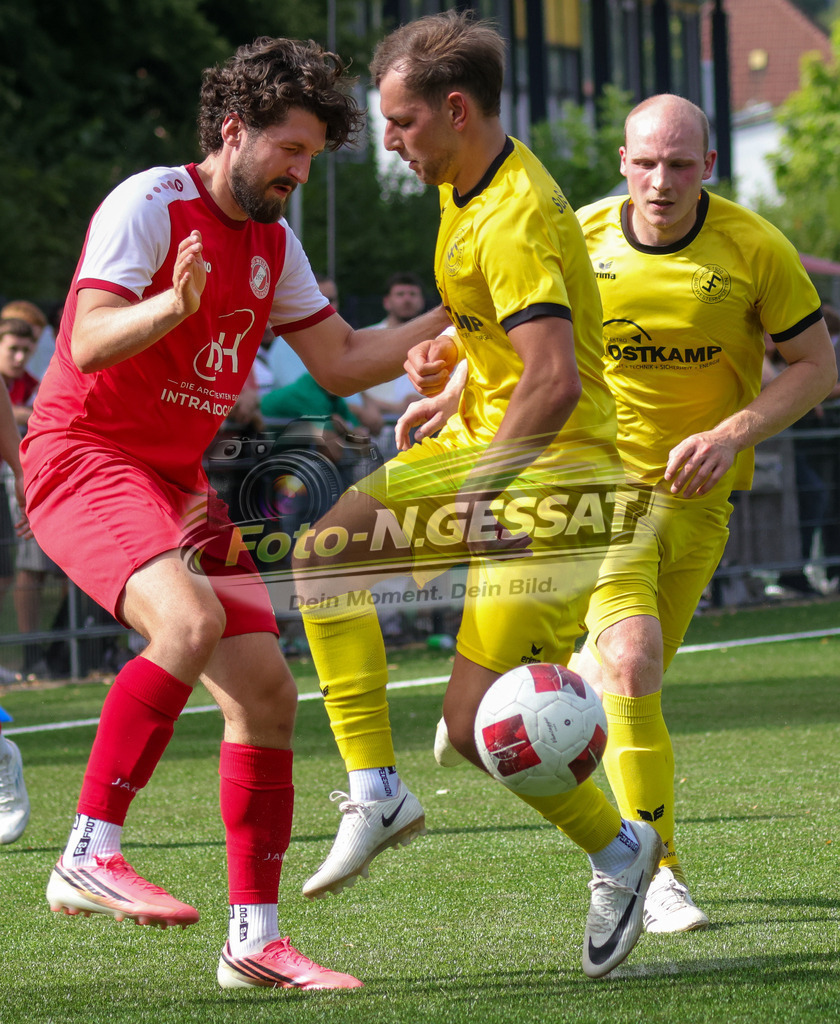 FC RW Kirchlengern - SuS Bad Westernkotten | Auf dem Bild zu sehen: Rot FC RW Kirchlengern: Daniel Urban ; gelb SuS Bad Westernkotten v.l.: Davin Hense, Merlin Philip Sonntag  FC RW Kirchlengern, SuS Bad Westernkotten, Saison 26/27, Westfalenliga, Kirchlengern, Deutschland - Realisiert mit Pictrs.com