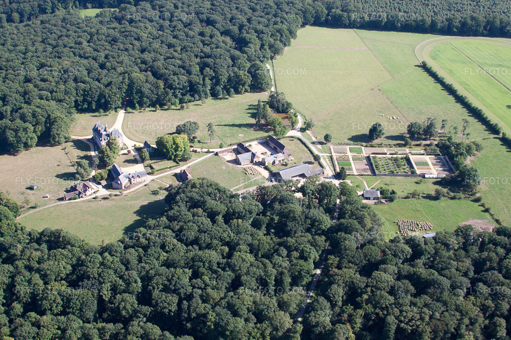 Aerial view: View of the town in Lavaré in the state Sarthe, France. – Photo: IMG_20095.jpg taken on 07/31/2009 by Werner Riehm/FLY-FOTO.com – Resolution of the original: 4752 x 3168 px