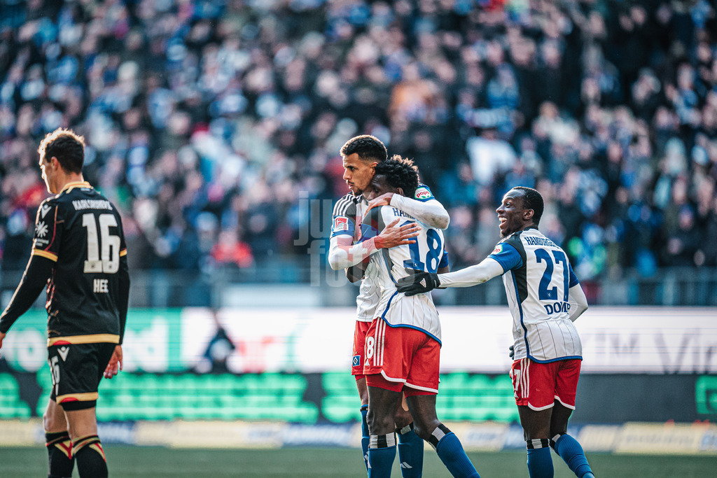Fußball | Männer | Saison 2023/2024 | 2. Fußball-Bundesliga | 19. Spieltag | Hamburger SV vs. Karlsruher SC | 28.01.2024 | v.l. Robert Glatzel (#9, HSV) Torschütze nimmt Bakery Jatta (#18, HSV) in den Arm, außen Jean-Luc Dompe (#27, HSV)